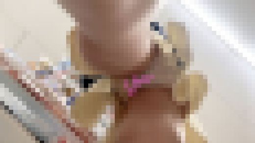 距離感バグの協力者が二人！清楚系美人の純白パンティを接写【禁断の逆さ撮り】　サンプル画像3