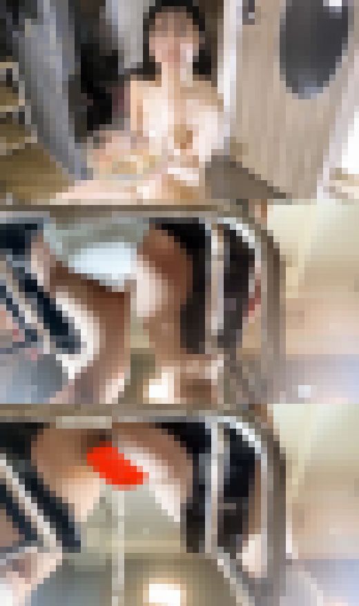 ド迫力！真下からの聖水シーン！びちゃびちゃに濡れたオマンコは蜜の味！なんとお掃除クンニで痙攣してイッてしまう痴態！　サンプル画像2