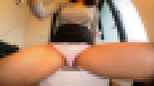 タイトなミニスカ女性のパンチラ透明椅子　サンプル画像1