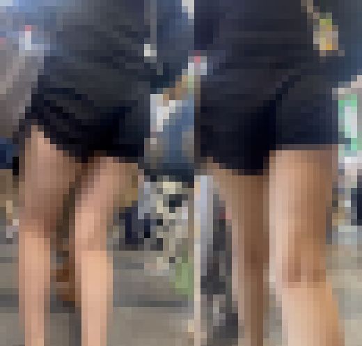 ムチムチしたお尻に美脚が魅力なショートパンツ美女　サンプル画像1