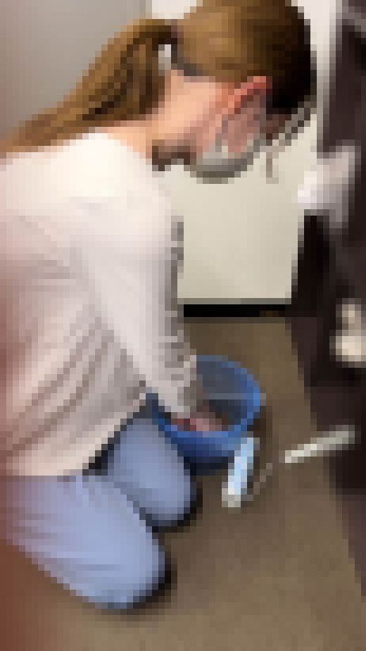 【同僚OLの乳首/胸ちら#41】2名分/机下パンチラ/掃除胸チラ　サンプル画像3