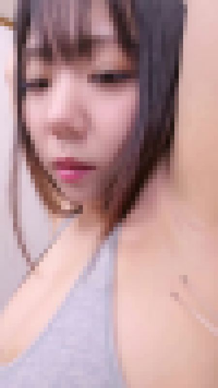 縦動画 くすぐり脇特化！エロい吐息を吐きながら挑発目線でカメラをじっと見つめる巨乳美女（完全オリジナル）　サンプル画像2