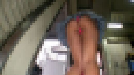 スカートめくりで見えるド派手Tバック覗き　サンプル画像3