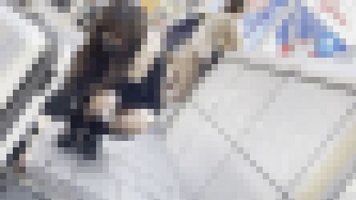 観光地パンチラ２２　ライバーさん？人混みの中で何度も座ってスカートの中がチラチラ見えていましたよ！　サンプル画像1