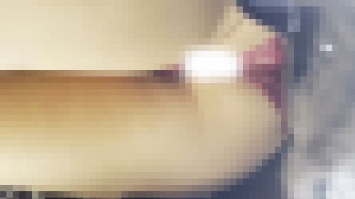 観光地パンチラ２２　ライバーさん？人混みの中で何度も座ってスカートの中がチラチラ見えていましたよ！　サンプル画像2