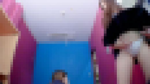 暑さでミニスカを捲り上げ涼む女の子達の休憩室を覗くパンチラ　サンプル画像2