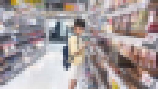 野良リーマン×3群がりパンチラ！囲み揃って同時にローアングル！【禁断の逆さ撮り】　サンプル画像1