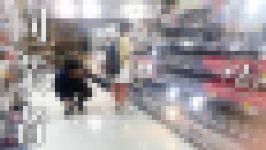 野良リーマン×3群がりパンチラ！囲み揃って同時にローアングル！【禁断の逆さ撮り】　サンプル画像2
