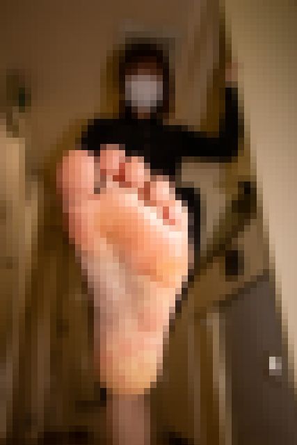 パンスト姿が色っぽい小柄な女性の足の裏　サンプル画像1