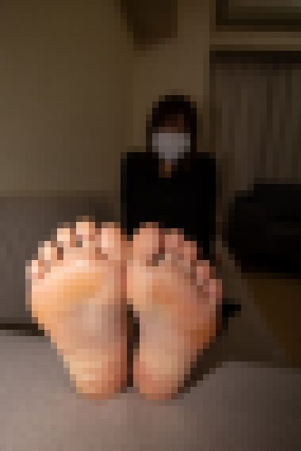 パンスト姿が色っぽい小柄な女性の足の裏　サンプル画像2