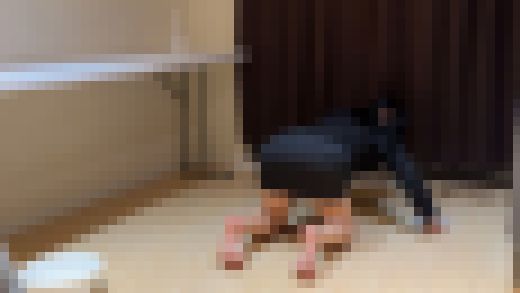 リクルートスーツ介護研修生　気弱な就活生のタイトスカート逆さ撮り＆捲り上げセクハラし放題　サンプル画像1