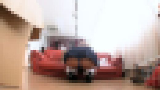 衣装整理アルバイトに来たミニスカ女子ちゃんを見上げて覗くパンチラ サンプル画像1