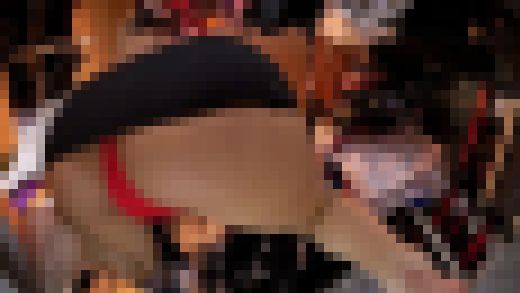 アダルトメーカー勤務★衣装担当OLお姉さんの衣装ラック作業を覗くパンチラ　サンプル画像2