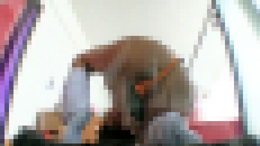 美人黒ギャルちゃんのアクリル板から見せるTバック！パンチラ★エロバイト　サンプル画像2