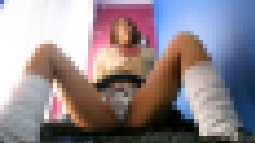 ムッチボディ黒ギャルちゃんのアクリル板越しパンチラバイト　サンプル画像1