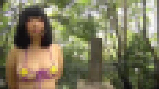 真夏の林をマイクロビキニで歩いたら…　サンプル画像3