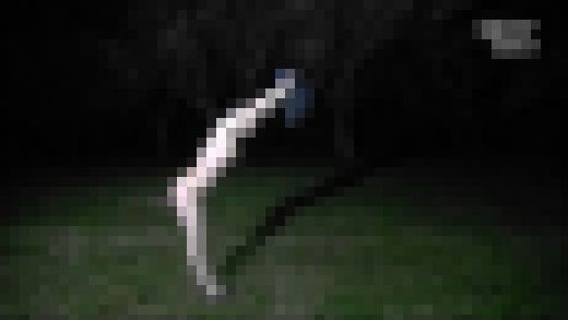 深夜にマイクロビキニの痴女現る！？　サンプル画像2