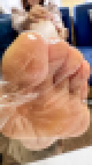 長距離移動のためスニーカーで歩き回って蒸れた足の裏　サンプル画像1