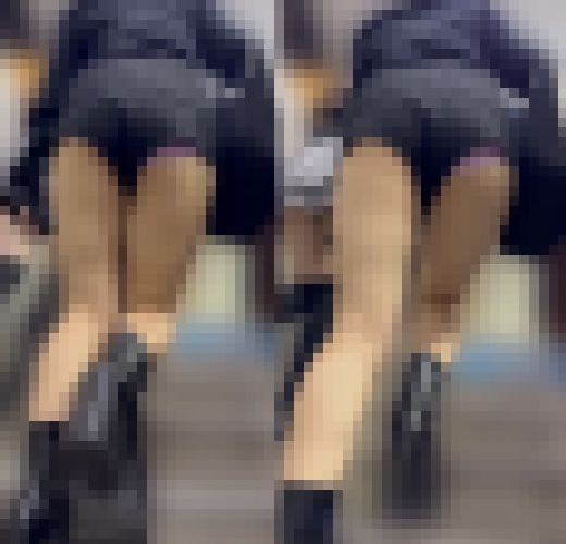 ショートパンツからパンティがハミ出てしまってる美女　サンプル画像1