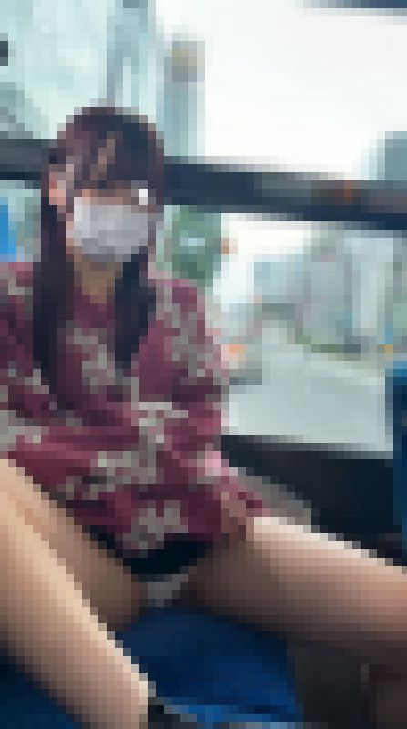 【撮影バレ→見せつけ#20】美●女の見せつけサービス→連行され生P手コキで絞られる・・・　サンプル画像1