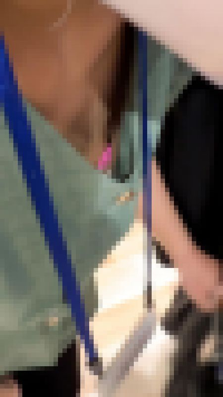 【働く女性の胸ちら ver.6】｟粘着｠ 〜スポーツ用品店で働くS級美女の胸ちら &#　サンプル画像3