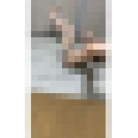 【家庭内XX】妻がショートパンツ姿で開脚ストレッチ サンプル画像