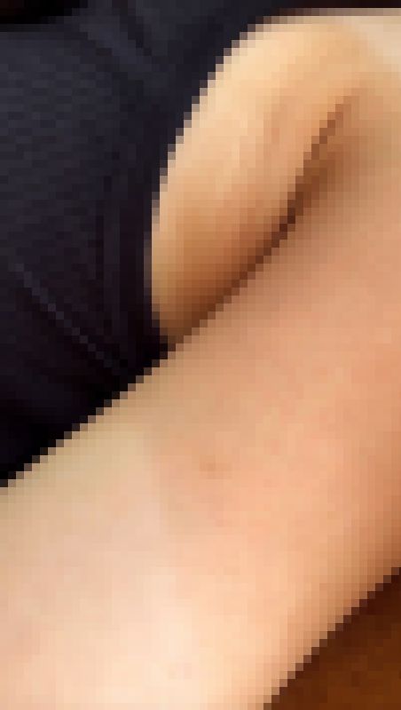 【家庭内XX】妻のエロい腋を隠し撮り！フェチにはたまらん！　サンプル画像3