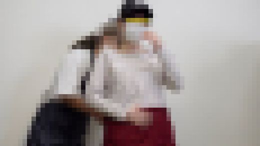 ＃79【陶芸中の胸チラ】講師も思わず凝視！JDちゃんのDカップ若おっぱい/人妻パフィーニップル胸ちら　サンプル画像1