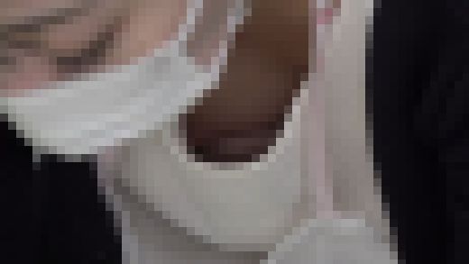 ＃79【陶芸中の胸チラ】講師も思わず凝視！JDちゃんのDカップ若おっぱい/人妻パフィーニップル胸ちら　サンプル画像3