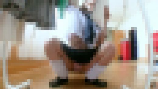 アダルト会社で衣装棚卸しのアルバイトをする優等生女子ちゃんのTバックを覗き見パンチラ　サンプル画像1