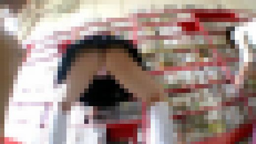 アダルトDVDの棚卸しアルバイトちゃんの食い込みTバック作業パンチラ　サンプル画像1