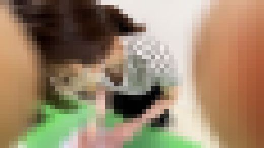 【25%OFF】集荷客3名!胸チラ・パンチラ放出セット/荷札を書く間に美乳を撮影【女子大生/人妻】 サンプル画像2