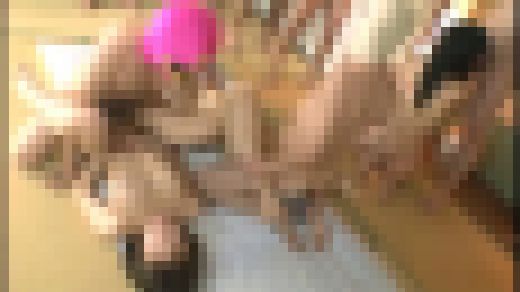尻穴広げて生ハメ中出し乱交でストレスを発散する働く奥様　Part 1　サンプル画像3