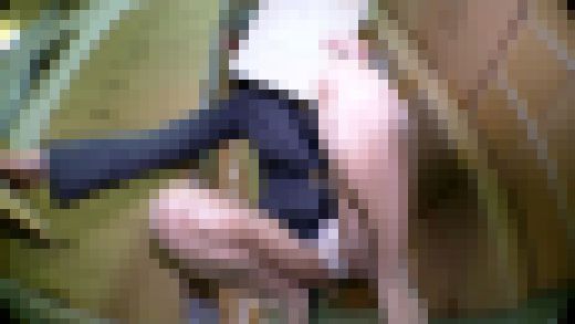 アダルトメーカー勤務OLお姉さんのパッキン作業パンチラ　サンプル画像2