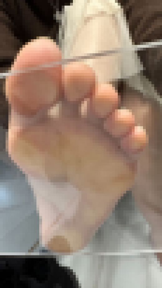 バレエの練習帰りで蒸れた、しっかりした足の裏　サンプル画像1