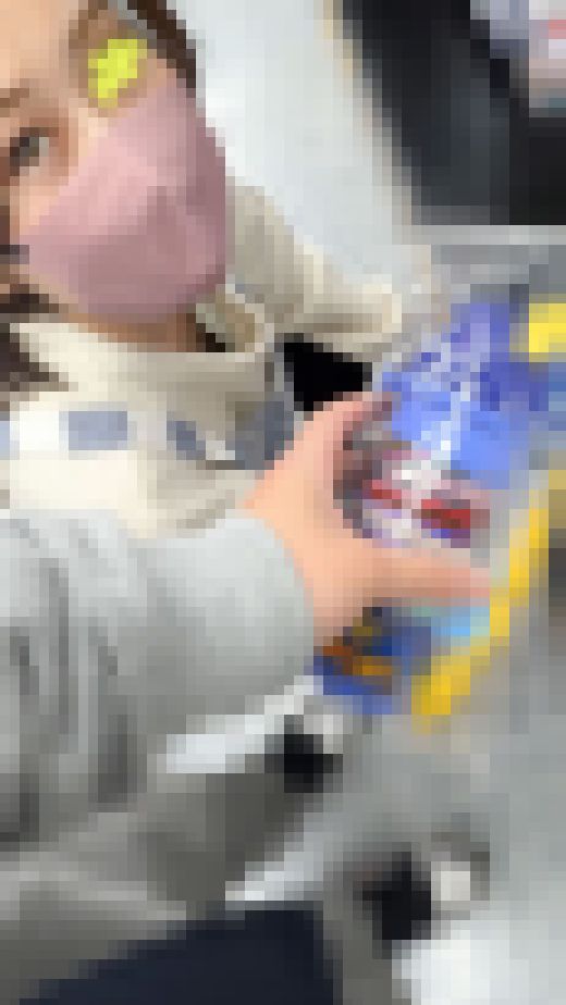 【店員胸チラ・パンチラ㊹】新人アパレル店員さん/おもちゃ屋店員さん/おっぱい乳首２名！　サンプル画像2