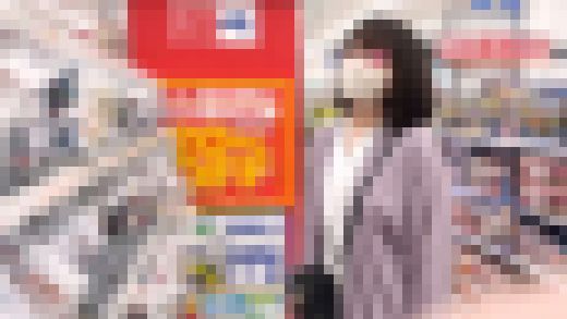 驚愕の店内電マ当てオナニー！美巨乳の激かわ女子大生が商品選びながらガチイキ絶頂アクメ♡【逆さ撮り/素人】　サンプル画像1
