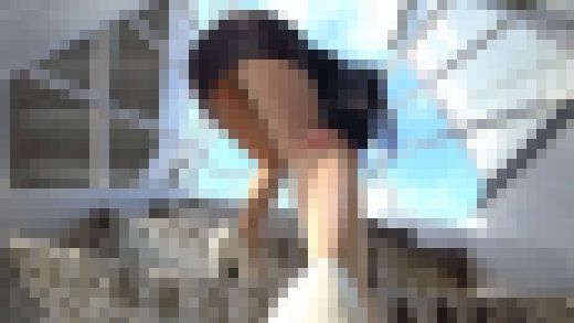 アダルトメーカー勤務2年目OLお姉さんの階段パンチラ　サンプル画像2