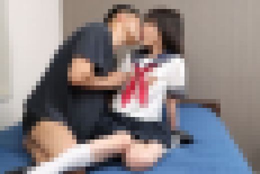 セ〇ラー服の乳首部分に穴を開けて中出しSEX　サンプル画像1