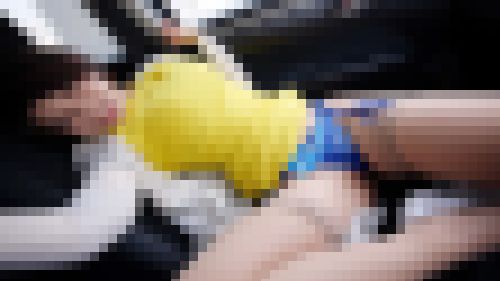 巨乳の人妻に車内でイタズラしてみた　サンプル画像2