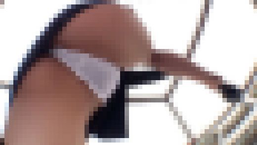 プリ尻純白TバックパイパンOLお姉さんの階段パンチラ サンプル画像1