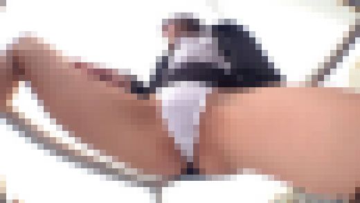 プリ尻純白TバックパイパンOLお姉さんの階段パンチラ サンプル画像2