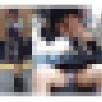 電車内での周囲を気にしない大開脚パンチラ動画 サンプル画像