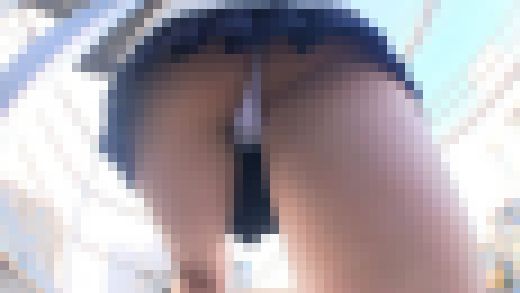 純白スケべTバックの川⚪︎李⚪︎さん似♪カワイイ女子ちゃんの階段パンチラ　サンプル画像1