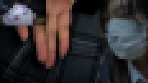 激しく泳ぐ視線。耐え続ける限界ガード。隠しきれず漏れ出すメス。　サンプル画像2