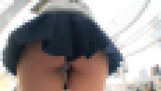 大・中・小のお尻に食い込むTバック3名女子ちゃんの階段パンチラ　サンプル画像3
