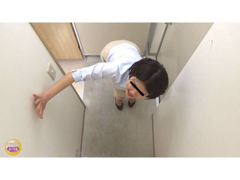 OL陰湿いじめ トイレ封鎖小便　サンプル画像24