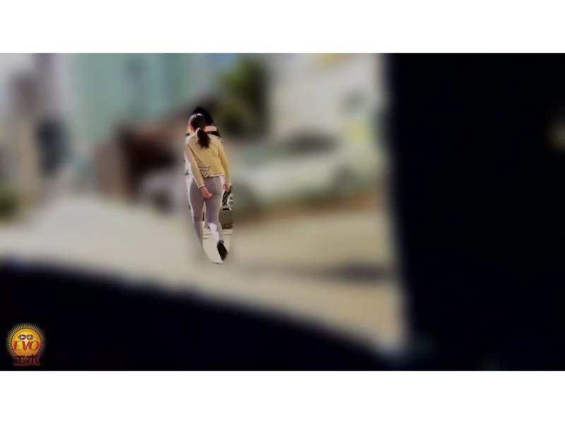 雑居ビル共用トイレ!我慢できなかった行列おしっこ漏らし サンプル画像23