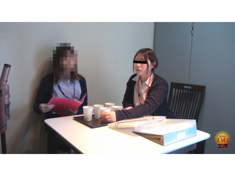 社内トイレ隠撮 OLお仕事中 おしっこ我慢すべり込みトイレ2　サンプル画像12