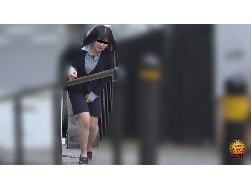 社内トイレ隠撮 OLお仕事中 おしっこ我慢すべり込みトイレ2　サンプル画像14